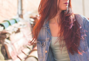 jeune femme avec des cheveux longs