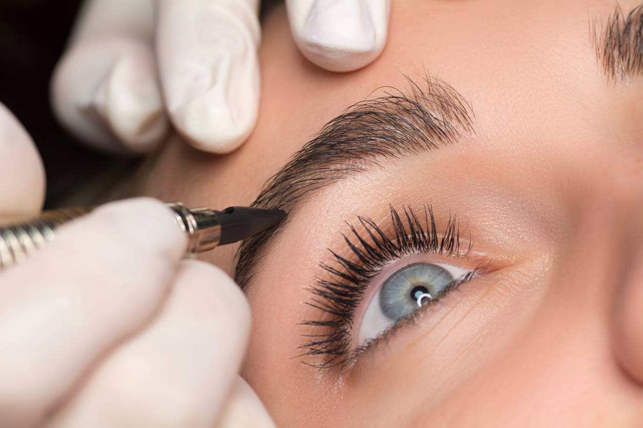 microshading sourcils en institut de beauté