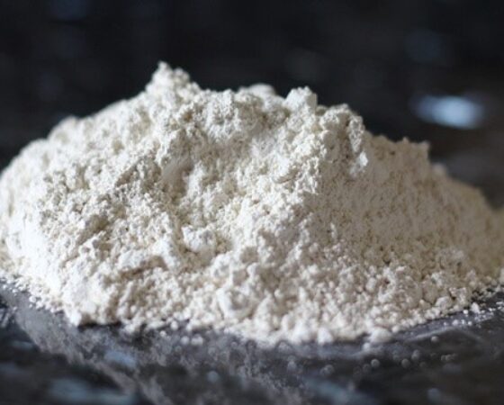 Le masque facial d'acné d'argile bentonite